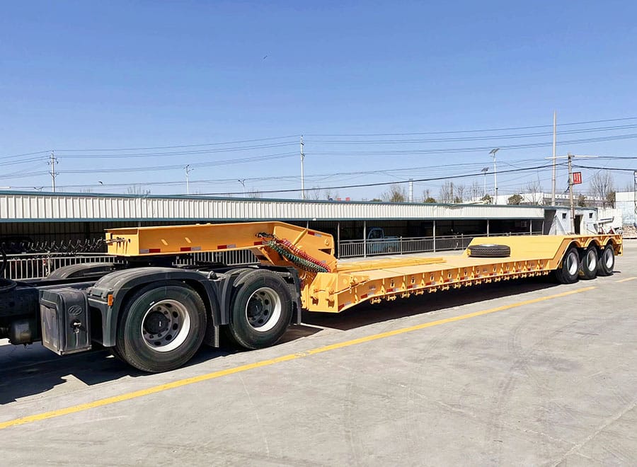 Front connection and deck of a yellow gooseneck lowboy