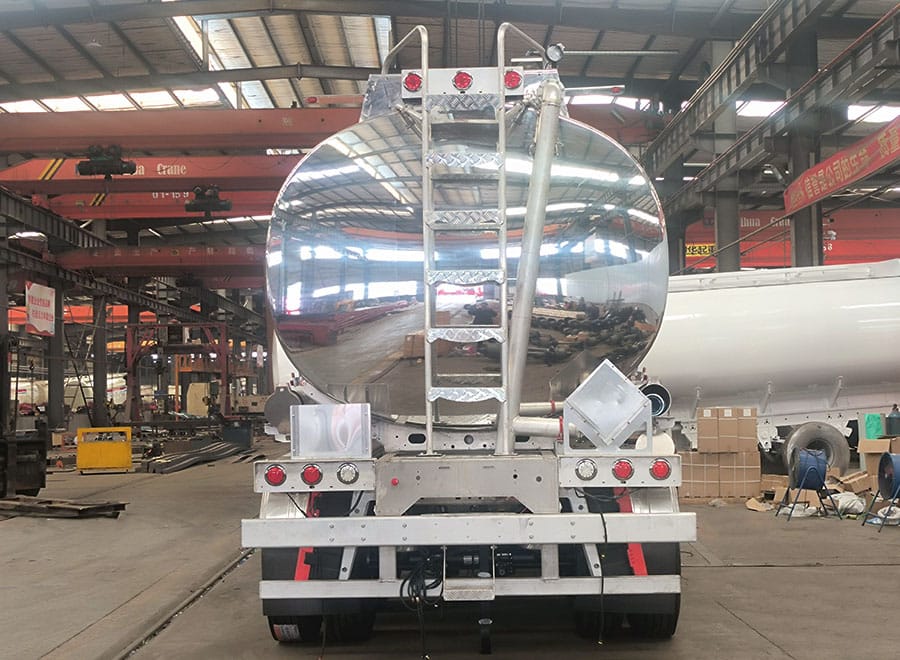 Rear access ladder and platform on an aluminum tanker trailer